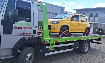 Guincho plataforma do Maninho Guinchos com um veículo carregado e amarrado